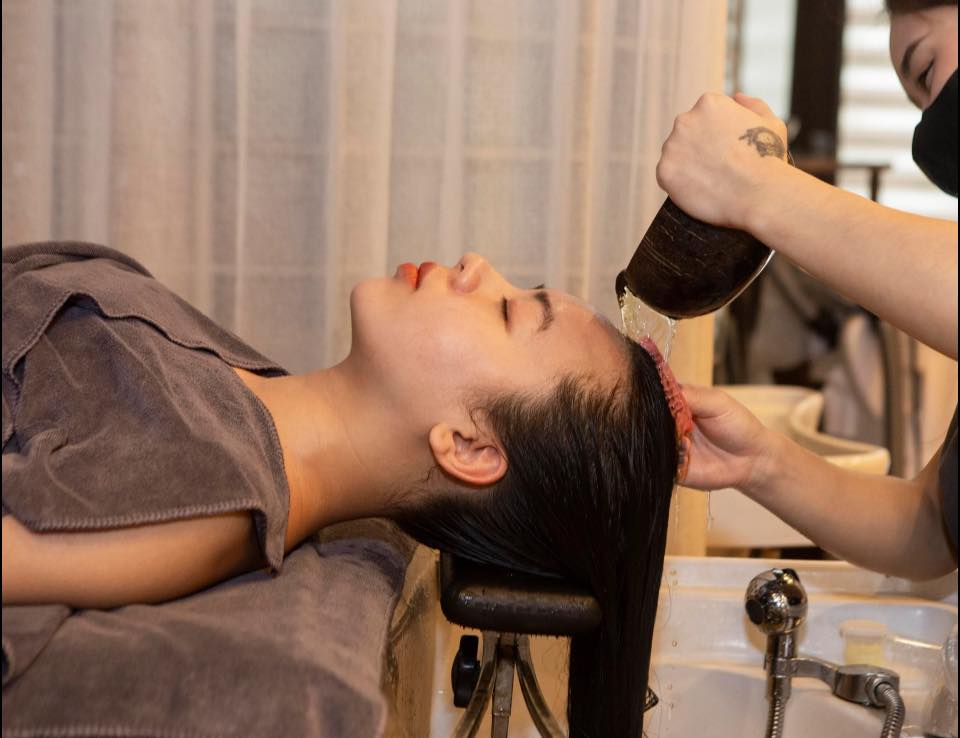 Gội chăm sóc tóc tại Salon tóc Trịnh Saser